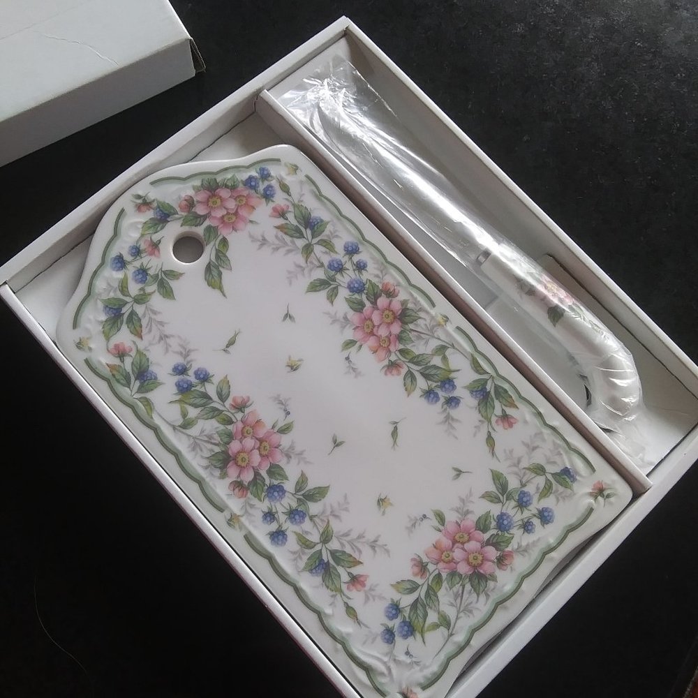 Andrea By Sadek Porcelain Cheese board with matching knife